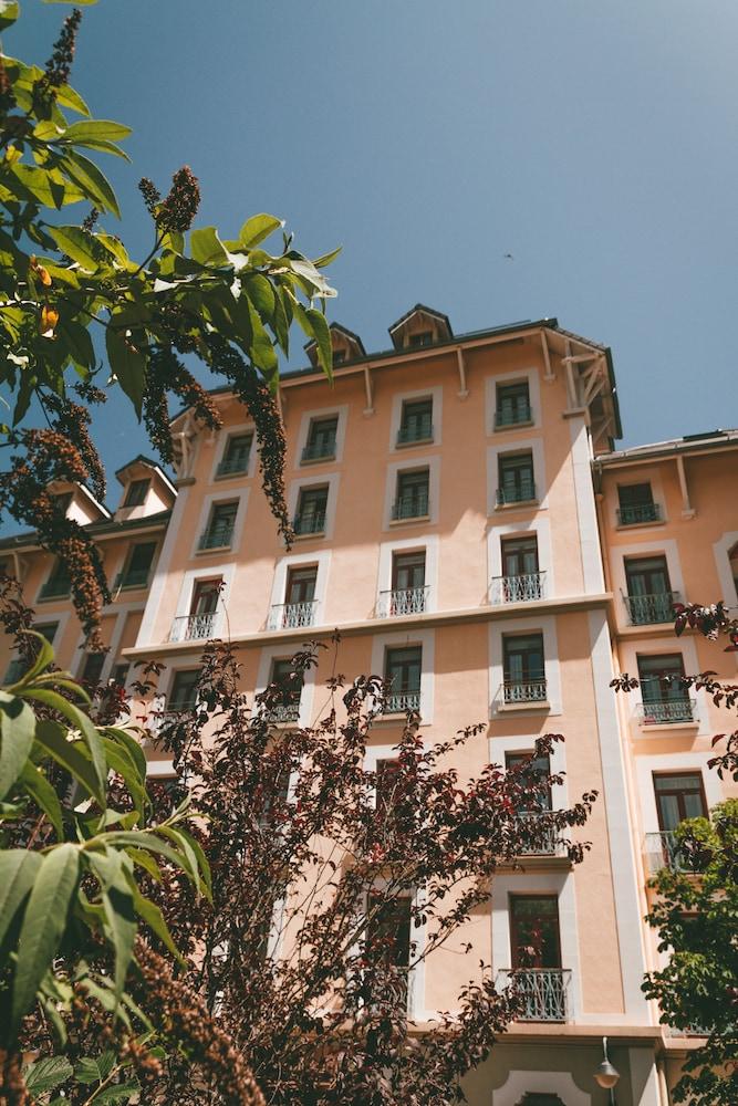 Terres De France - Appart'Hotel Le Splendid Allevard Exterior photo
