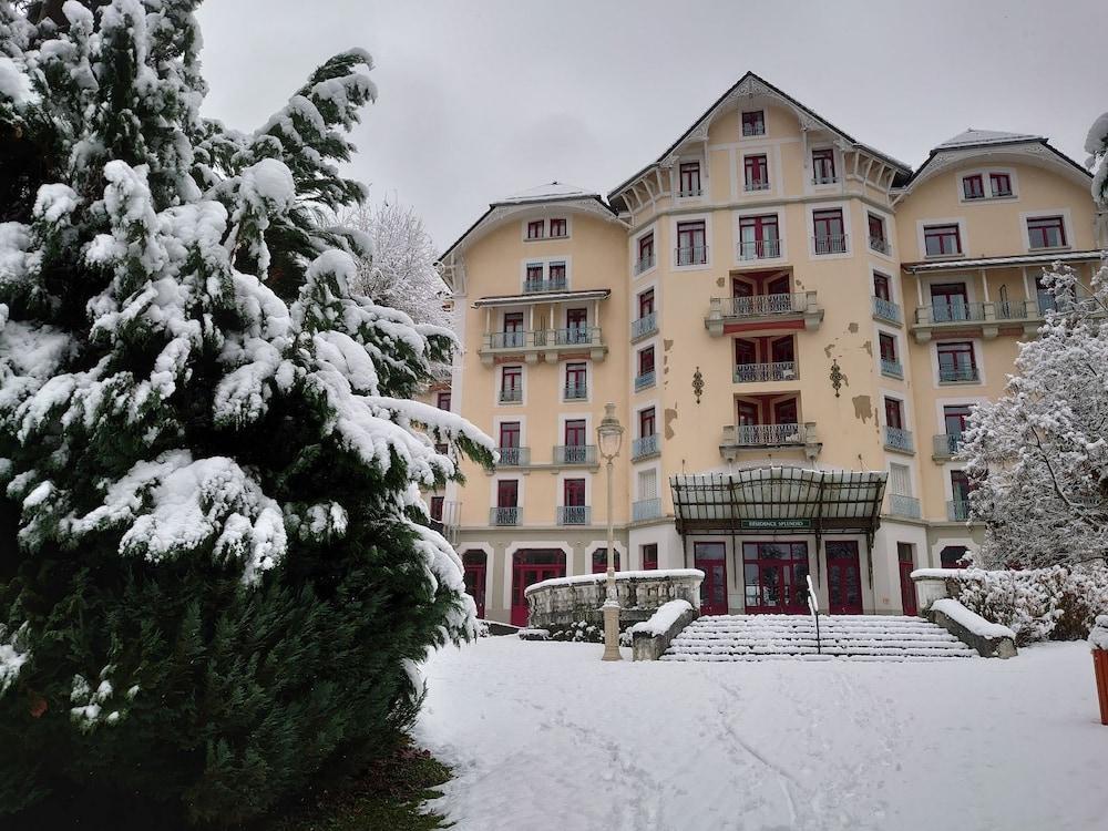 Terres De France - Appart'Hotel Le Splendid Allevard Exterior photo