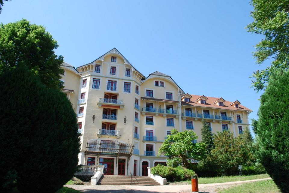 Terres De France - Appart'Hotel Le Splendid Allevard Exterior photo