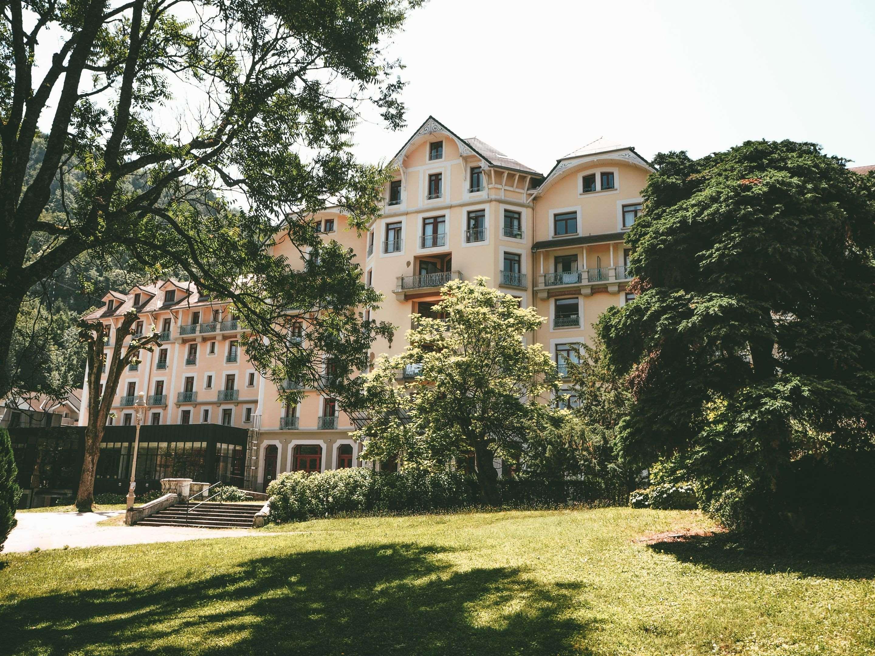 Terres De France - Appart'Hotel Le Splendid Allevard Exterior photo