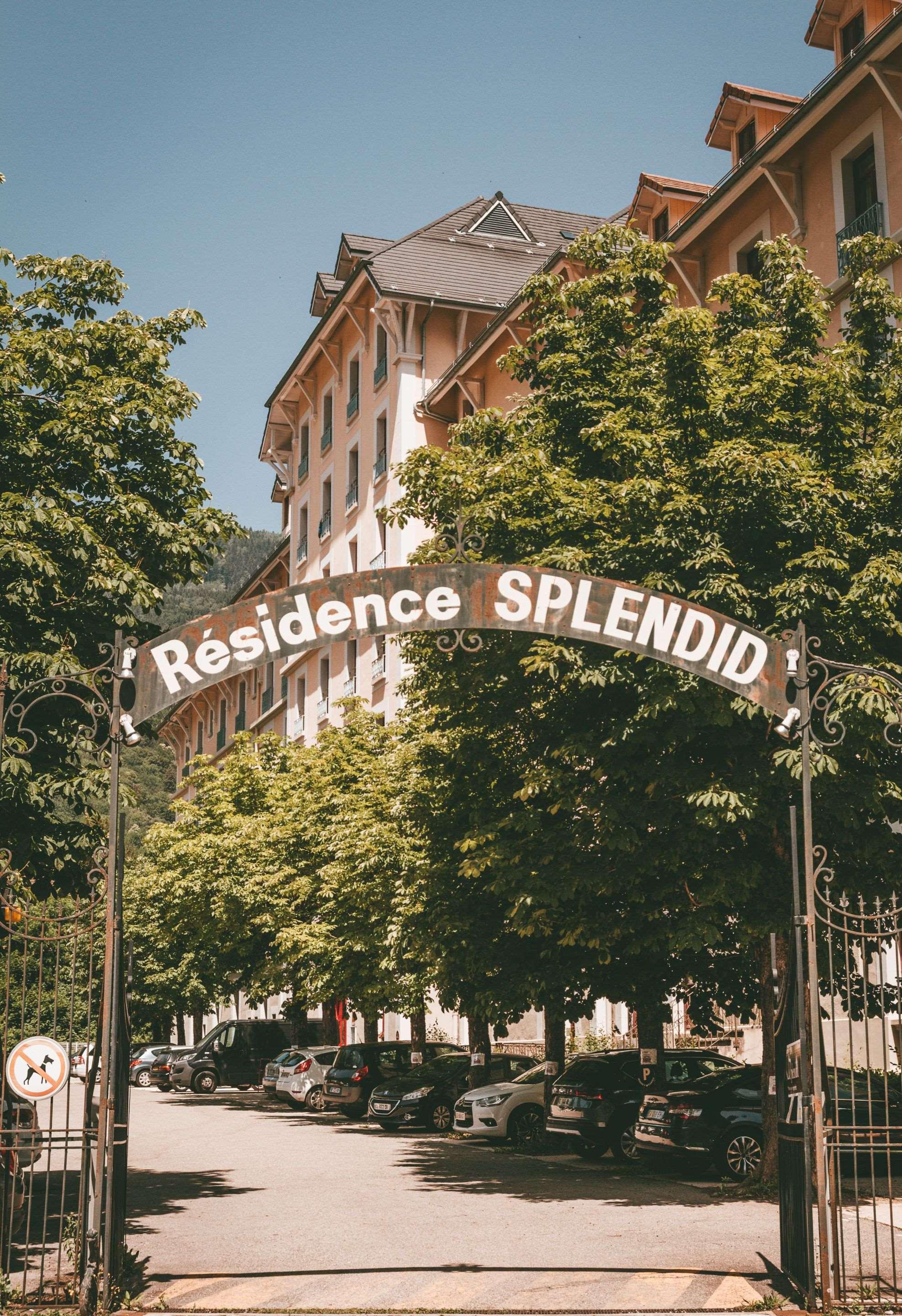 Terres De France - Appart'Hotel Le Splendid Allevard Exterior photo
