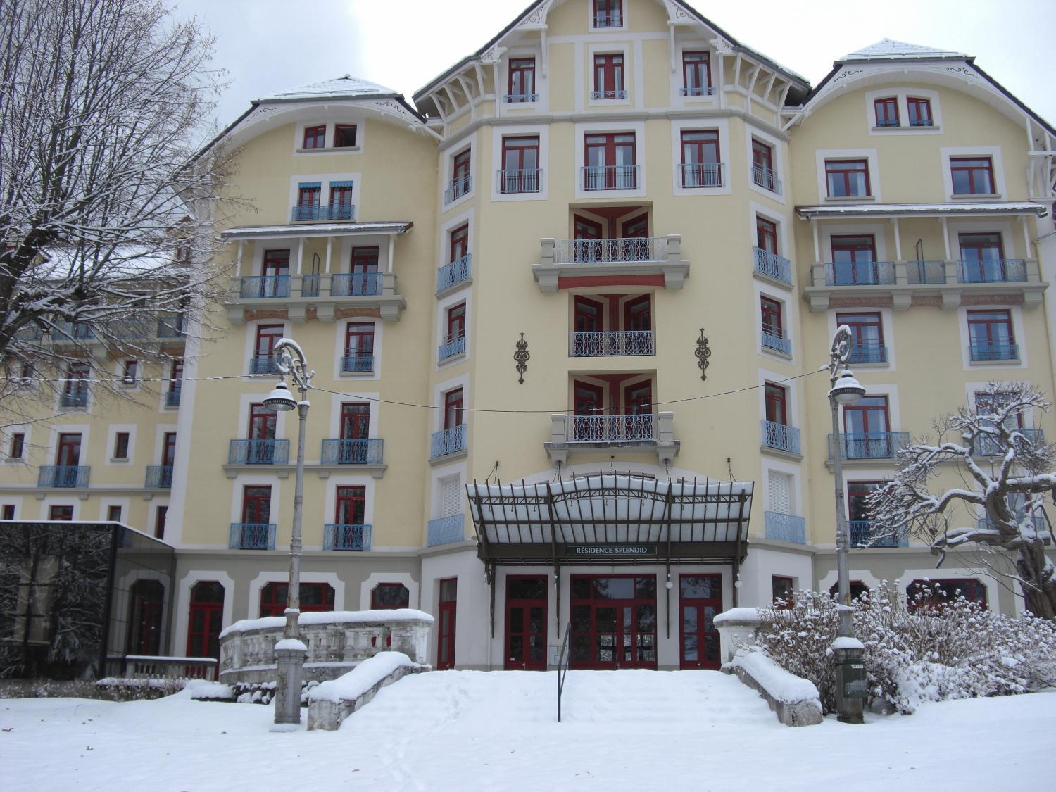 Terres De France - Appart'Hotel Le Splendid Allevard Exterior photo
