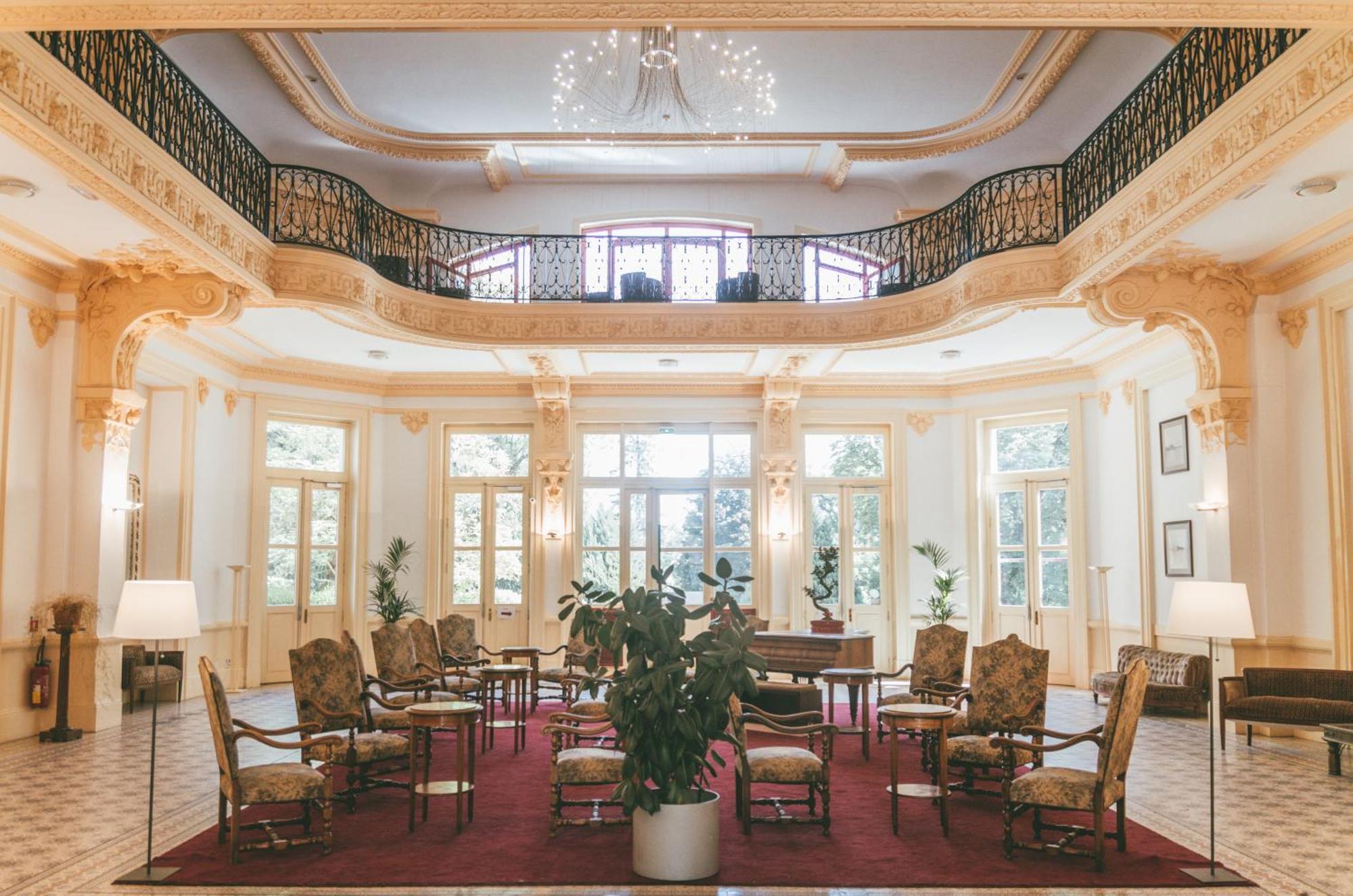 Terres De France - Appart'Hotel Le Splendid Allevard Exterior photo