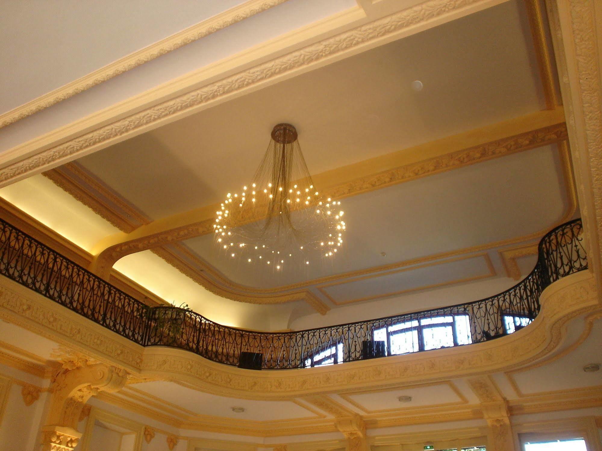 Terres De France - Appart'Hotel Le Splendid Allevard Exterior photo